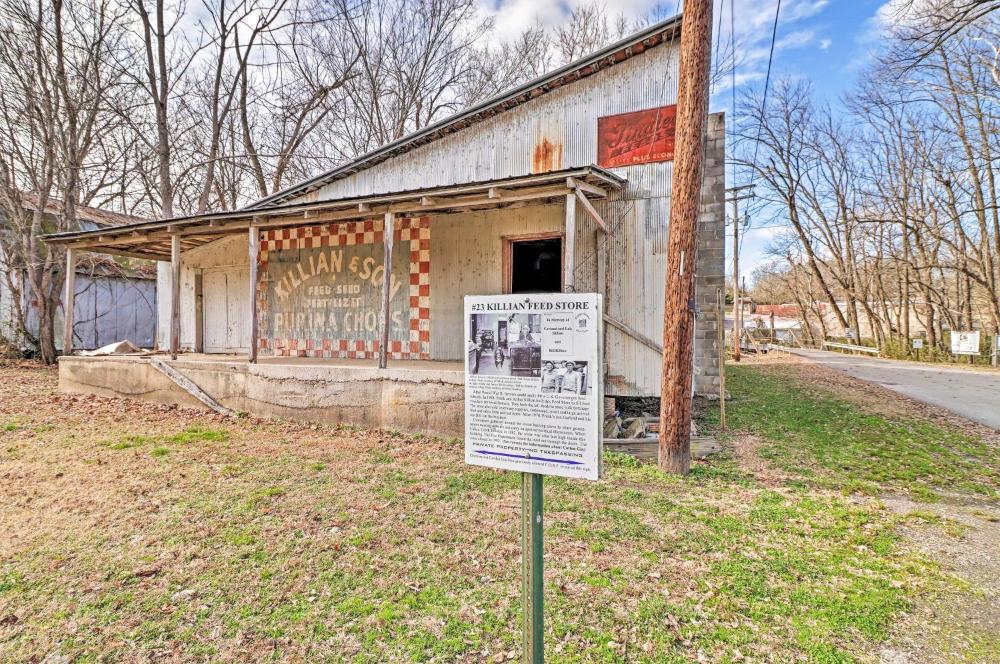 Quiet, Historic Manor Located in Ghost Town!